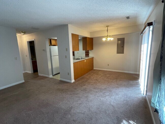 Building Photo - Great Location!  Townhouse with a Garage