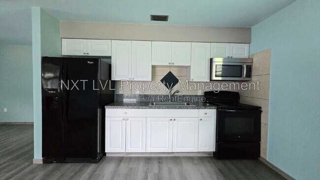 Building Photo - 2095 Eloise Cir