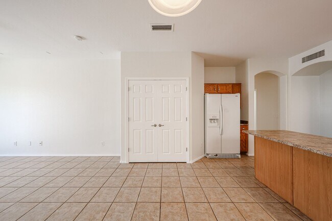 Building Photo - Charming 4 Bed 2 bath 2 Car Garage Home in...