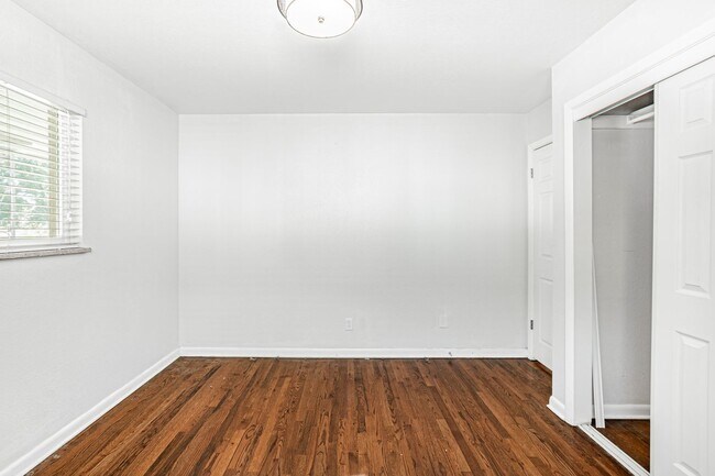 Building Photo - Exceptional 4-Bed, 2-Bath Home in Englewoo...