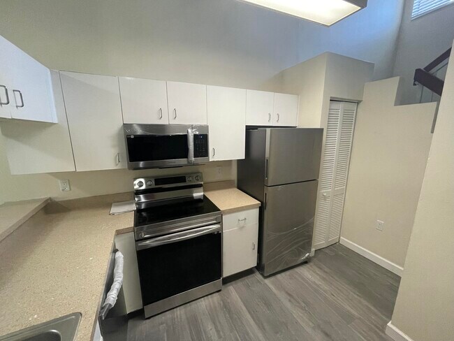 Building Photo - 3203 Glenmoor Dr