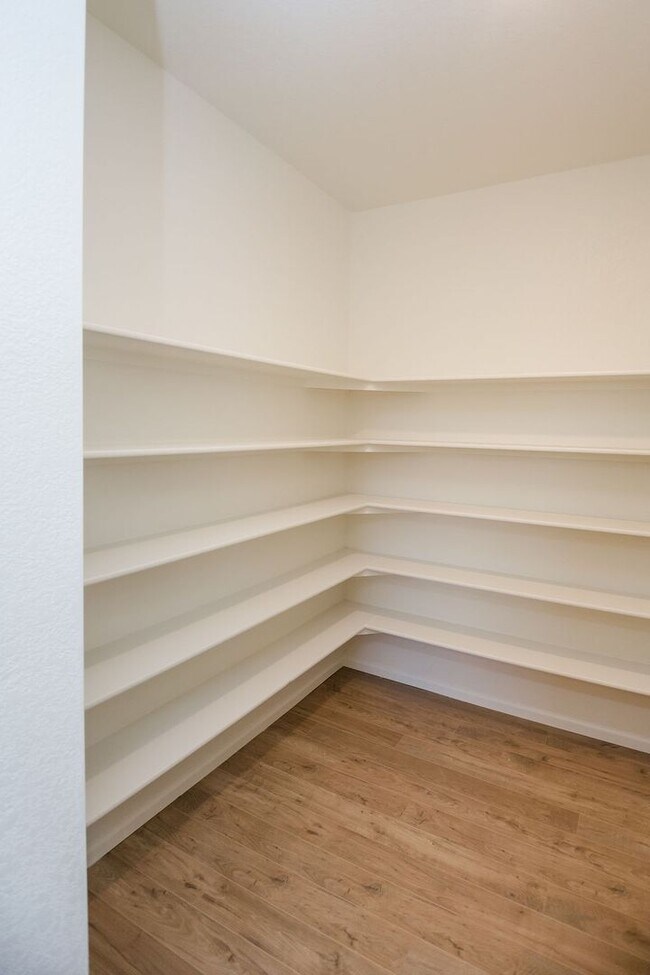 Building Photo - 4 Bedroom 3 Bath Home in Wellington!