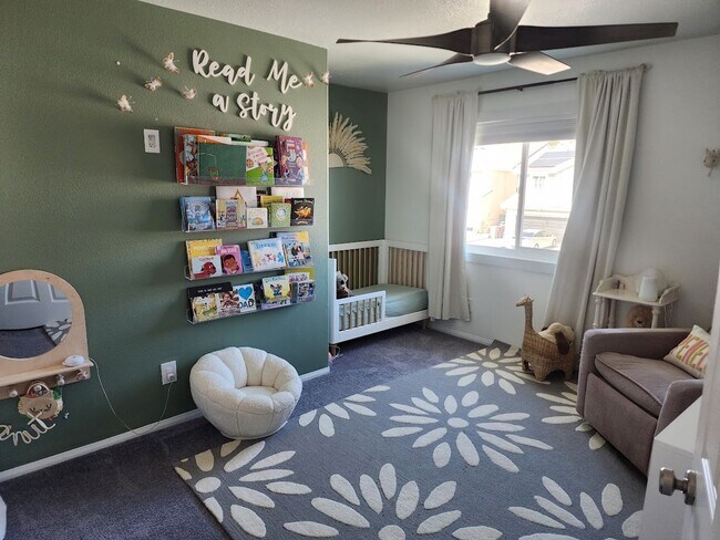 Building Photo - Gorgeous Home with 5 Bedrooms, 3 Baths, So...