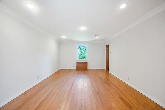 Building Photo - 18 Parkside Dr