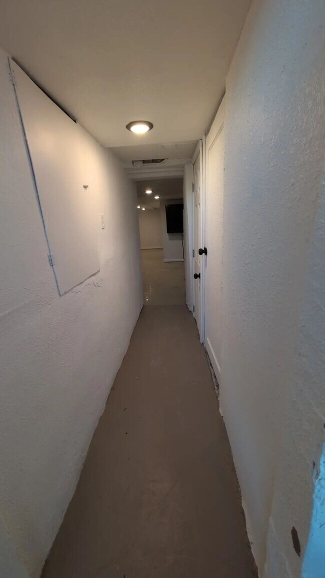 Building Photo - 14th St 3