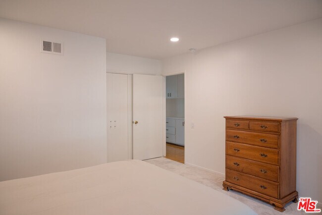 Building Photo - 2701 Lake Hollywood Dr