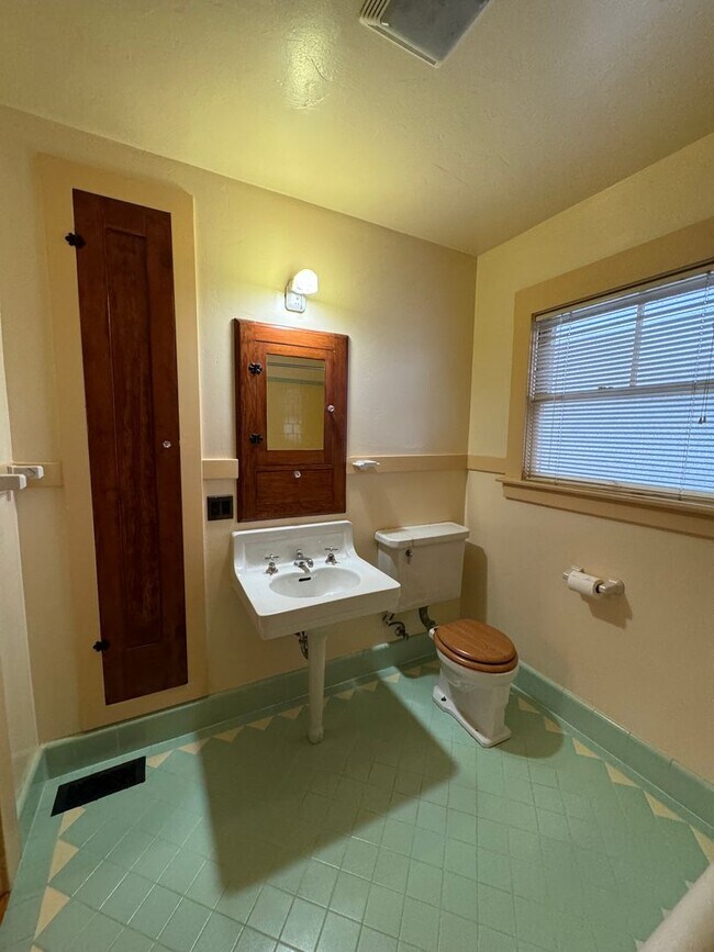 Building Photo - Vintage Arts & Crafts style, fully-remodeled, 2-bedroom, 1 bath house within walking distance to ...