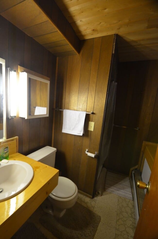 Building Photo - Garden level one bedroom apartment in the hills above BRECK.  Pets OK!  Includes HEAT and electri...