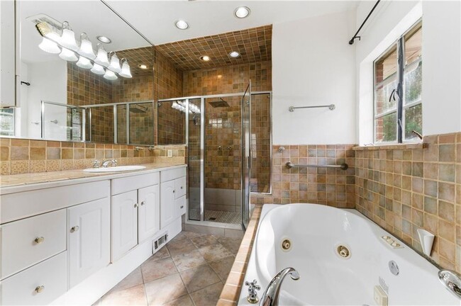 Building Photo - 1032 Standard Dr NE