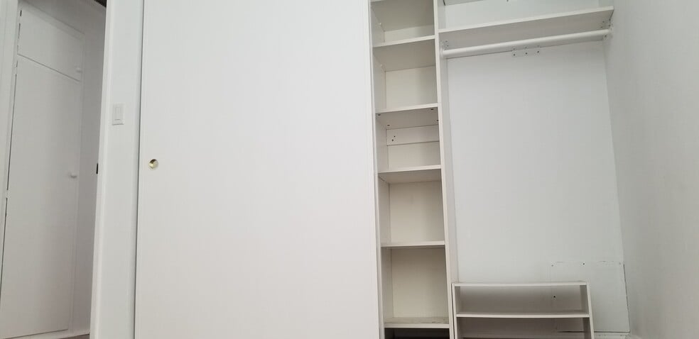 CLOSET - 3820 Ocean Dr