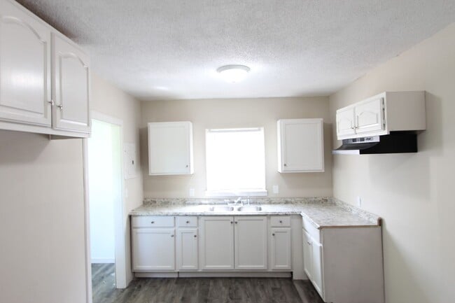 Building Photo - Belview Beauty!  Cute ! Cute! Cute! New on...