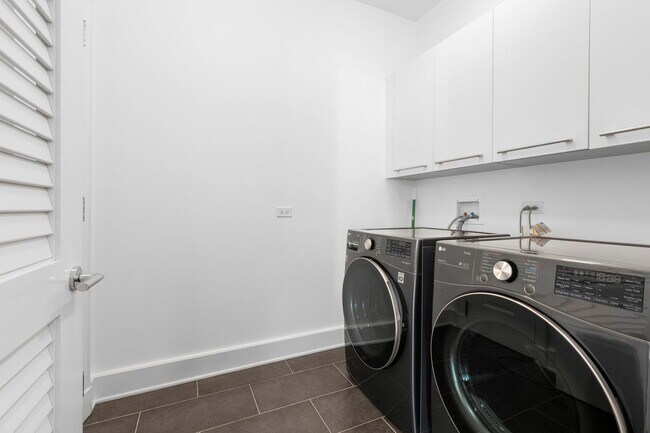 Building Photo - 2550 N Lakeview Ave