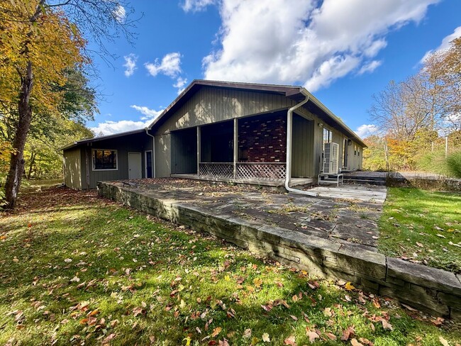 Building Photo - *AMAZING Sprawling Ranch Home*