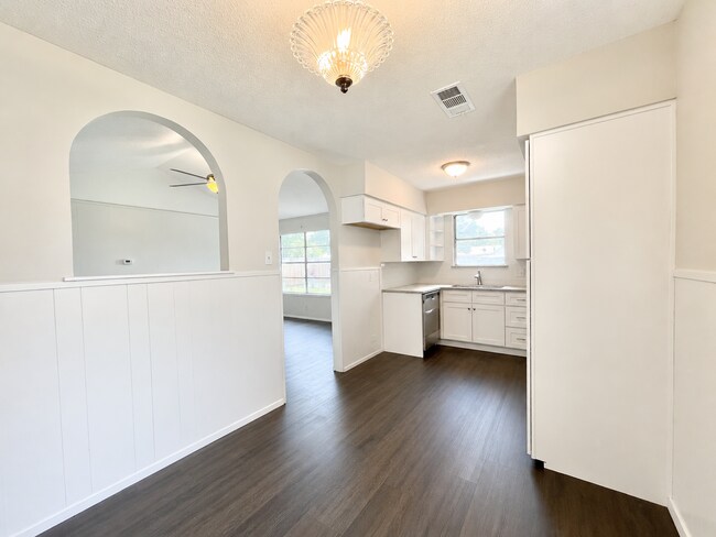 Building Photo - Gorgeous 3/2 recently renovated in homey neighborhood