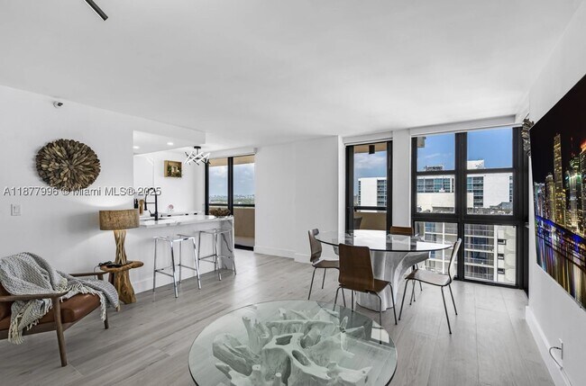 Building Photo - 2555 Collins Ave
