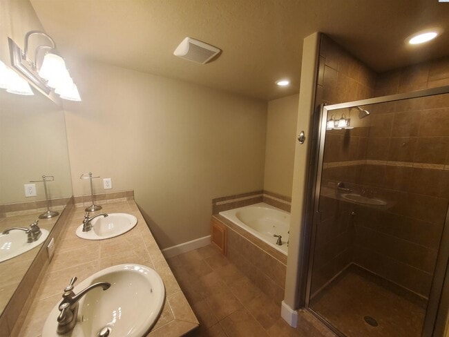 Building Photo - Columbia Point condo for rent