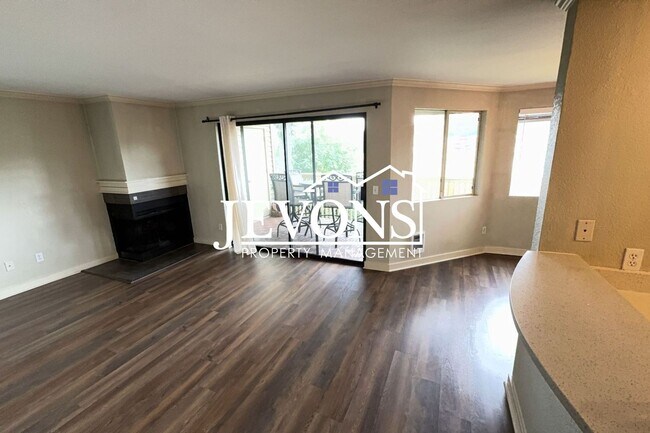 Building Photo - Available Now - 2BR/1.5BA Condo in Kirkland