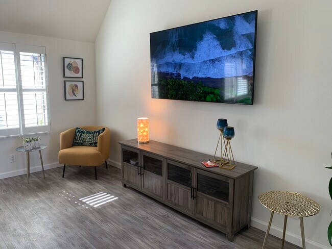 Living Room / TV Room - 7635 Draper Ave