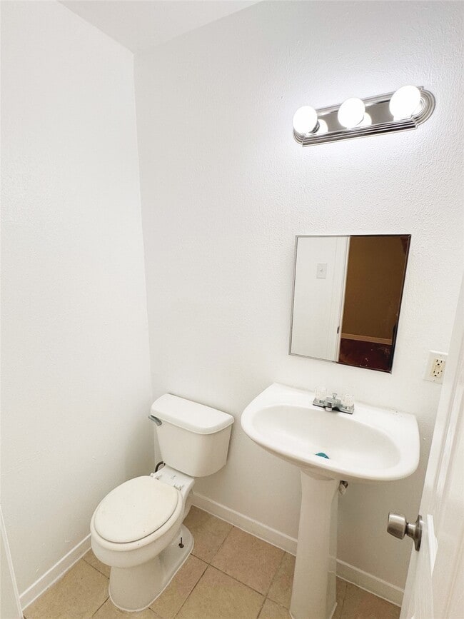 Building Photo - 6710 England St