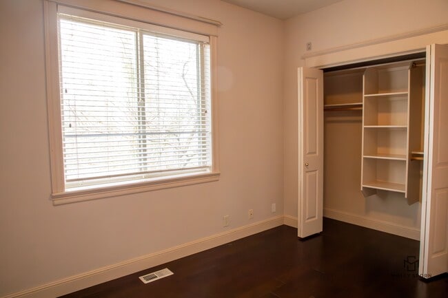 Building Photo - 20375 NE Lakeside Dr