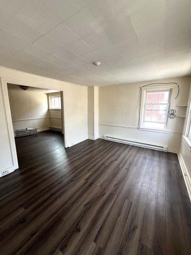 Building Photo - Second-Floor 2 Bedroom / 1 Bathroom Apartm...