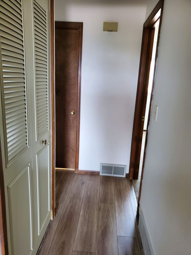 Building Photo - 2 bedroom, 1 bath - Great location!