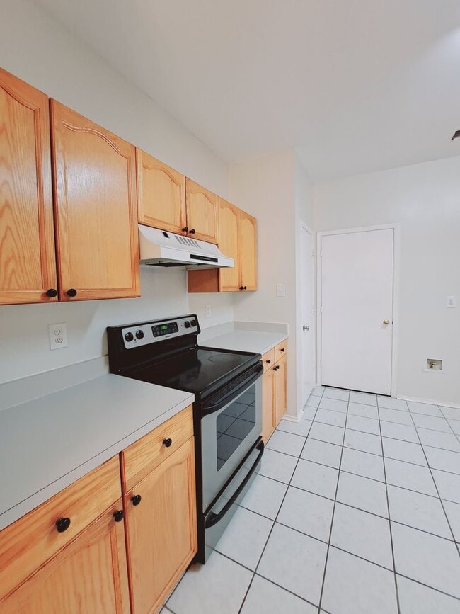 Building Photo - 2 Story 3/2.5/2 with 2 living and 2 dining...