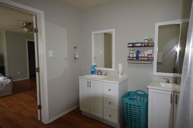 Building Photo - 3 bedroom, 2 bathroom home situated on a full acre in Gatesville with additional storage!