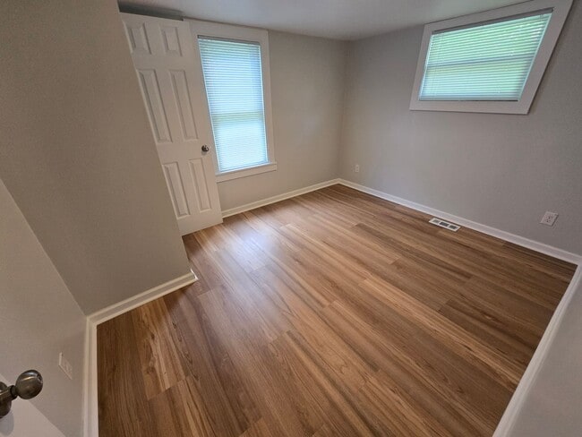 Building Photo - Cute Meadowview Bungalow; 3/1.5 Right in T...