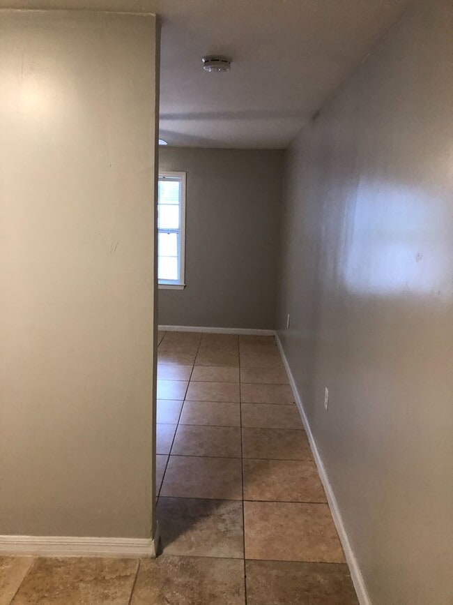 Building Photo - 2 Story Home Offering 3 bedrooms and 1 bath