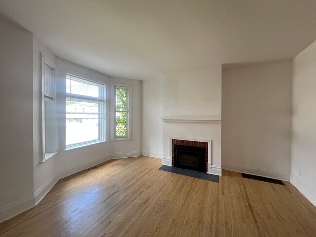 Building Photo - 4 Bedroom 1.5 bathroom townhome in Lyndale neighborhood
