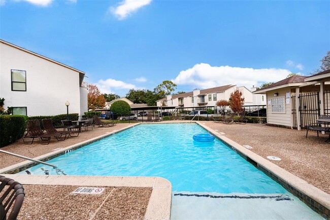 Building Photo - 2425 Augusta Dr