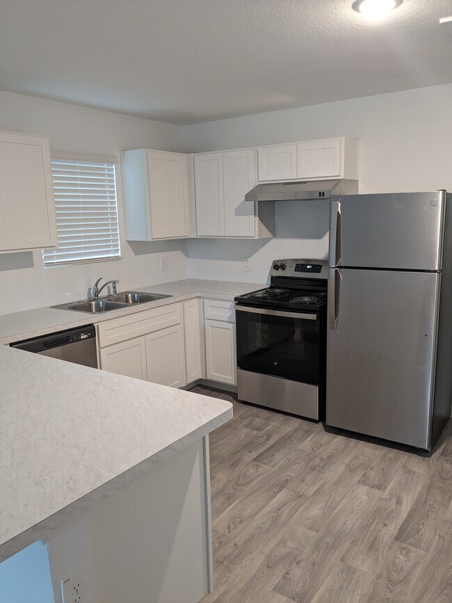 Fully equipped kitchen - 16478 Valerie Marie Pl