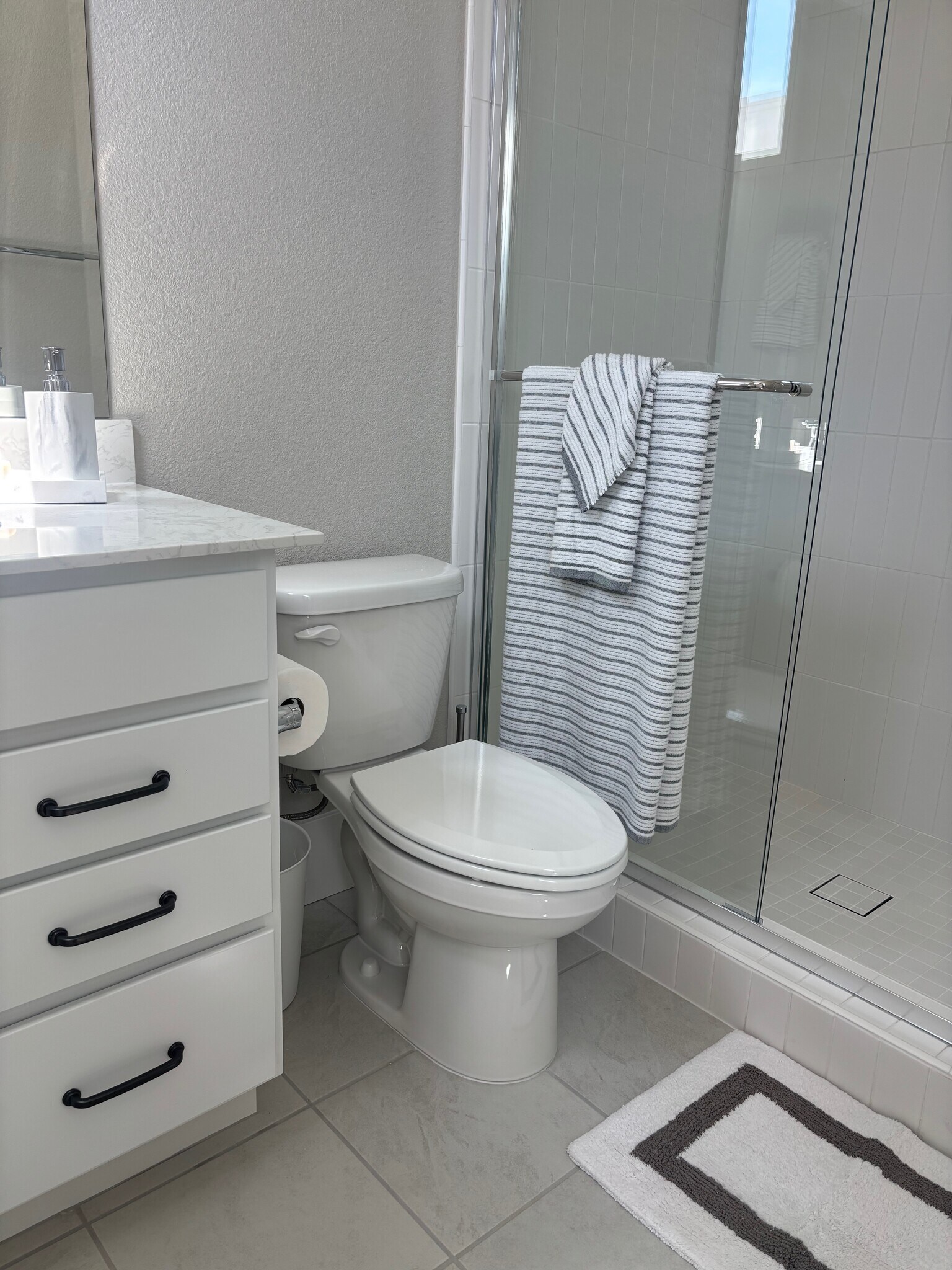 Bathroom and shower en-suite to bedroom #1 furnished - 451 Dowitcher Walk