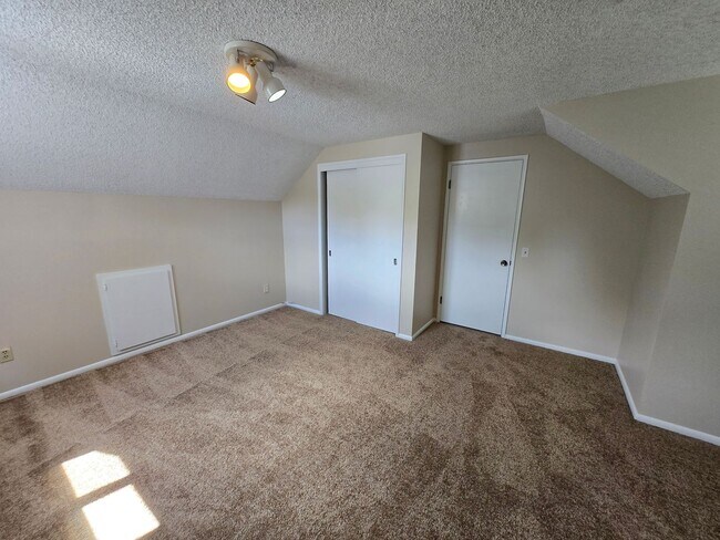 Building Photo - Terrific home, Large Yard, Quiet Street