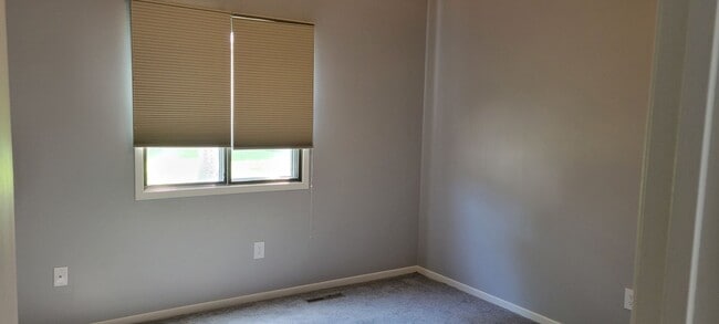 Building Photo - Newly Refreshed 2 bedroom in HOA