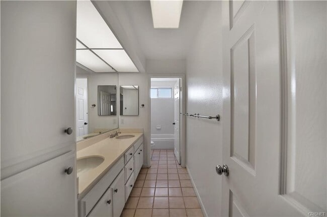 Building Photo - BEAUTIFUL LONE OAK HOME IN CALABASAS!