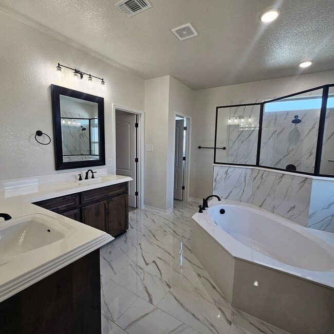 Building Photo - Beautiful new custom home