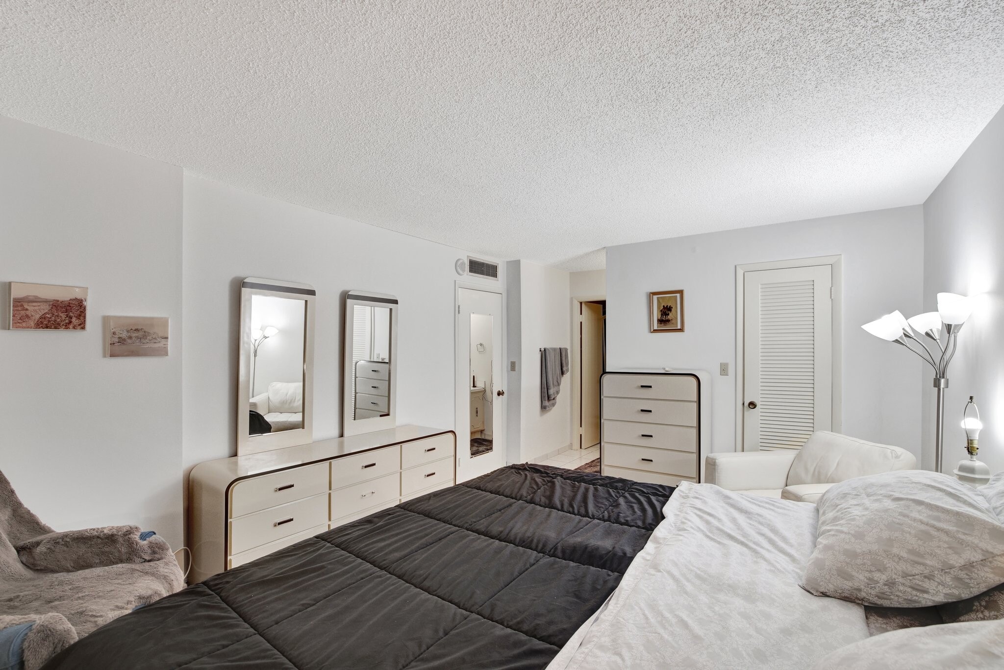 Building Photo - 3113 S Ocean Dr