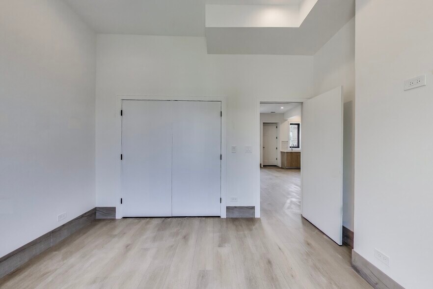 Building Photo - 2023 N Drake Ave