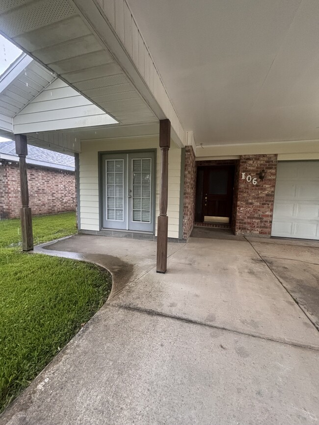 Building Photo - 106 Darteze Dr