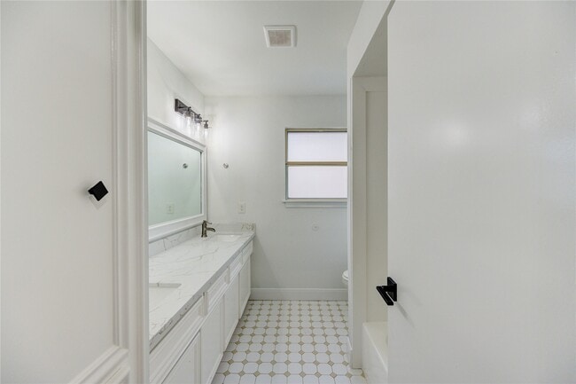 Building Photo - 5930 Miller Valley Dr