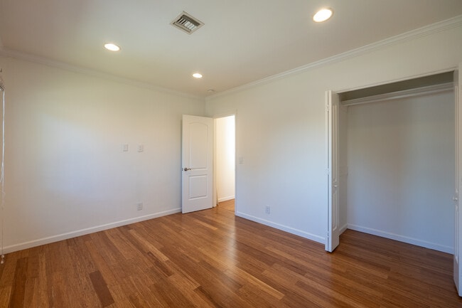 Building Photo - 10930 Oro Vista Ave