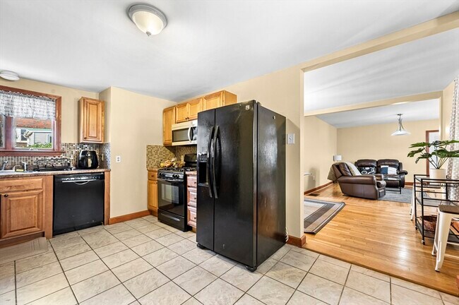 Building Photo - 50 Temple St