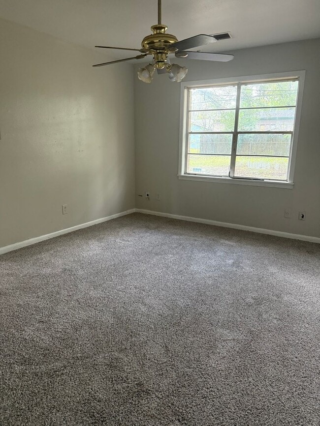 Building Photo - 3 bedroom 1 bath **$300 Off 1st Month