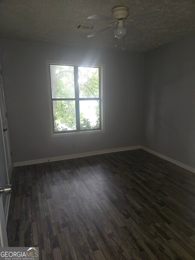 Building Photo - 139 River Oaks Dr