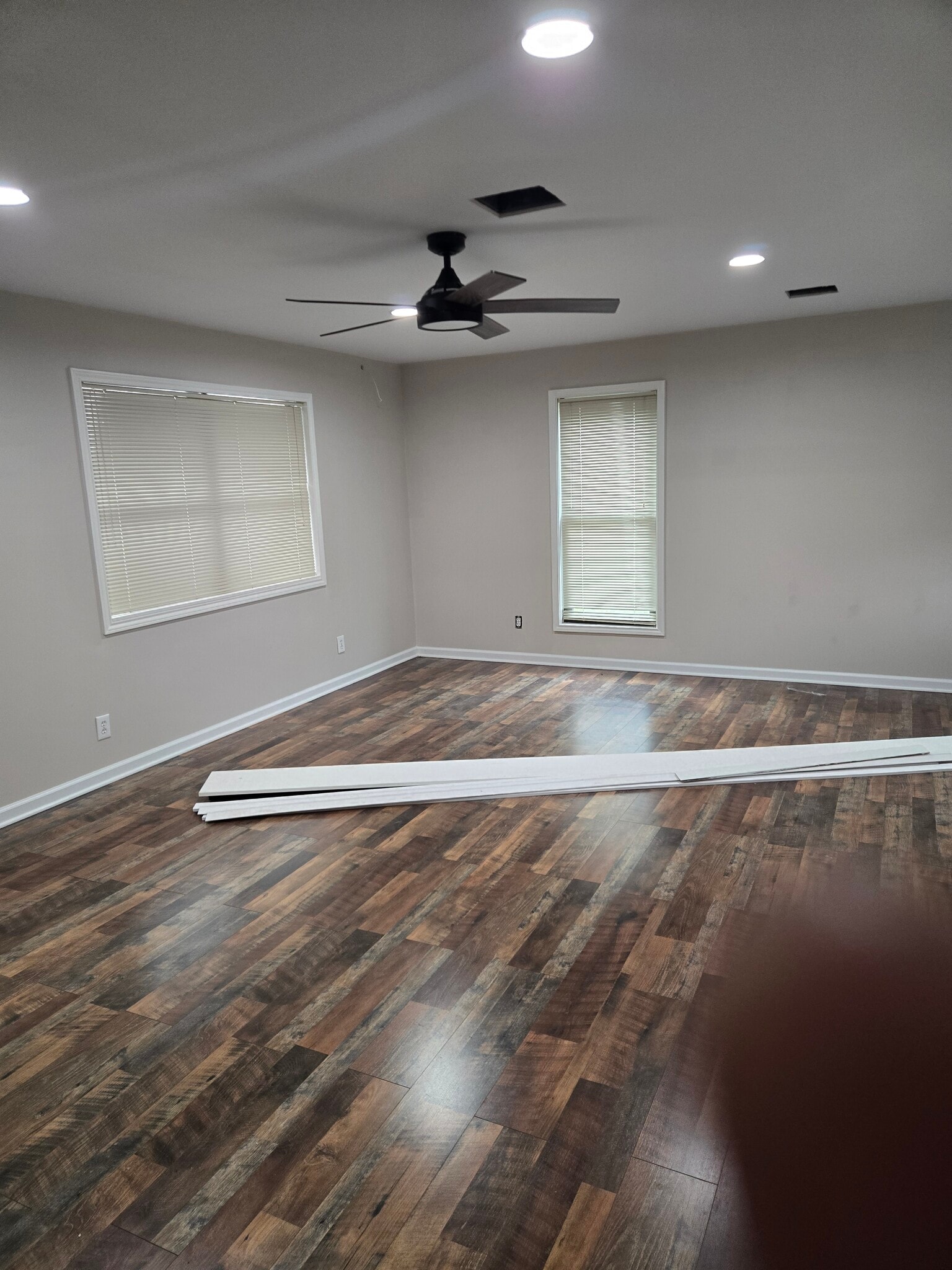 Building Photo - 115 Sandager Ave