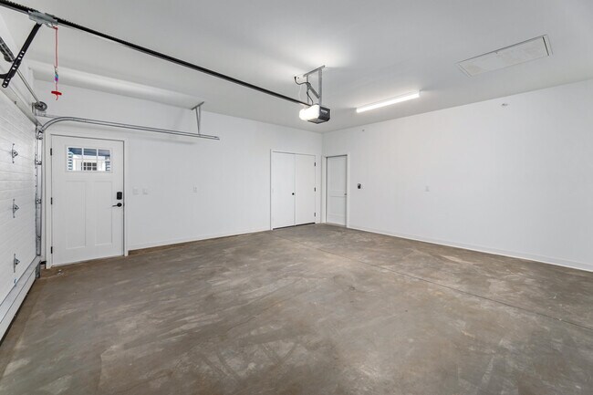 Building Photo - 1811 W Wysteria Ln