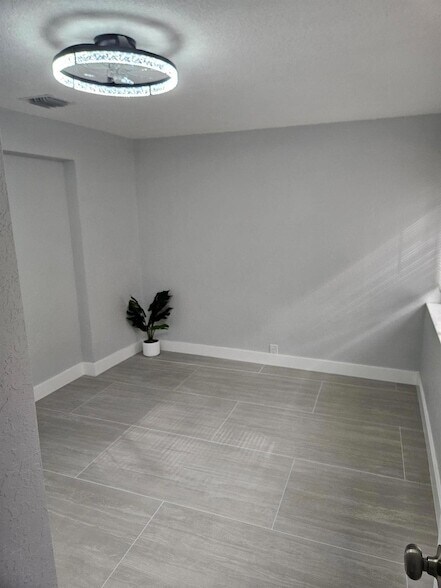 Building Photo - 2010 NE 33rd St