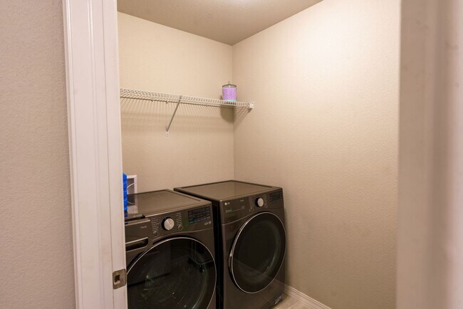 Building Photo - Like new in Ventana! 4 bedroom,3 bath, fen...